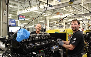 Les employés du groupe motopropulseur construisent un moteur Mack® MP Series à Hagerstown