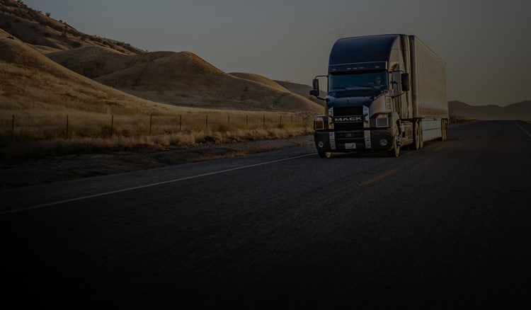 Un camion qui roule sur une route Description générée automatiquement avec un faible niveau de confiance